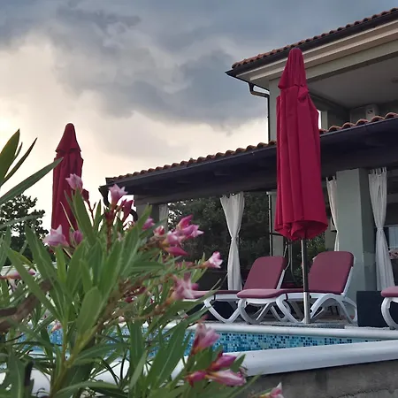 Srdoc Za 8 Osoba S Privatnim Bazenom Šmrika